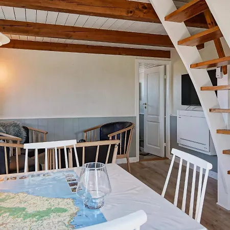 Two-bedroom Holiday In 1 *